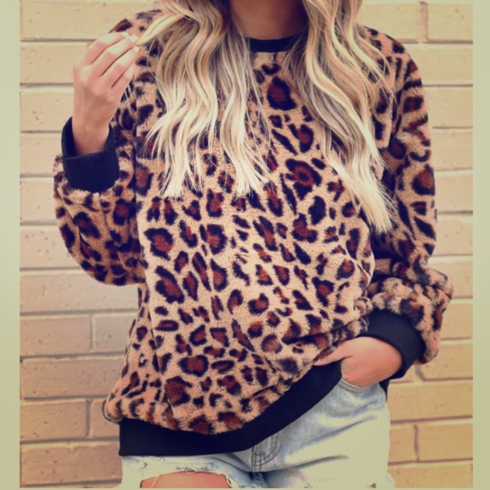 Soft Cozy Trendy New Leopard Sweater sz Med